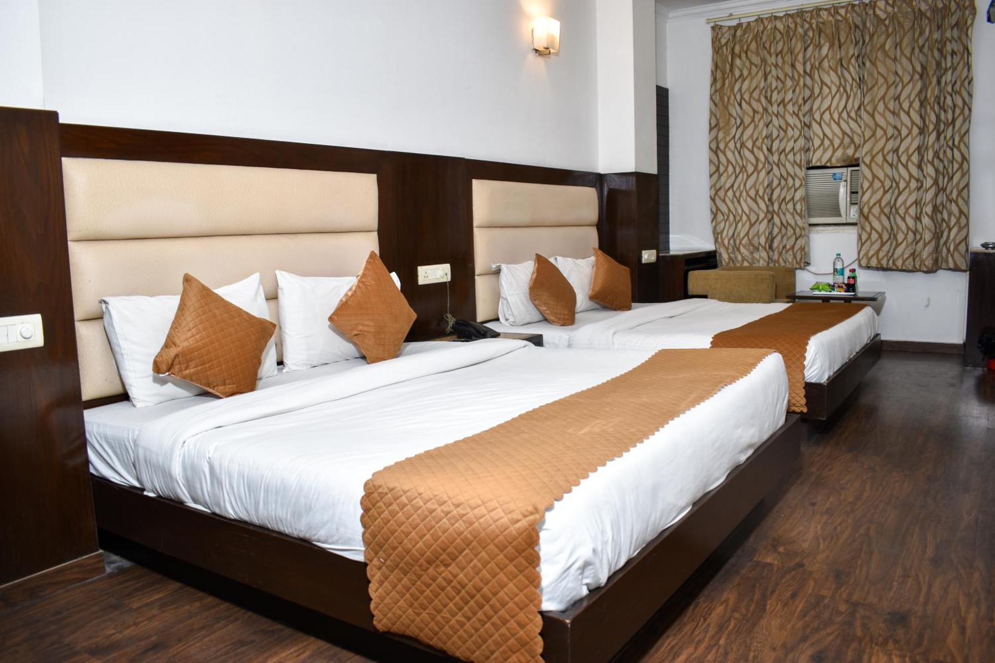 Chanchal Continental - 02 Mins From Railway Station 3*