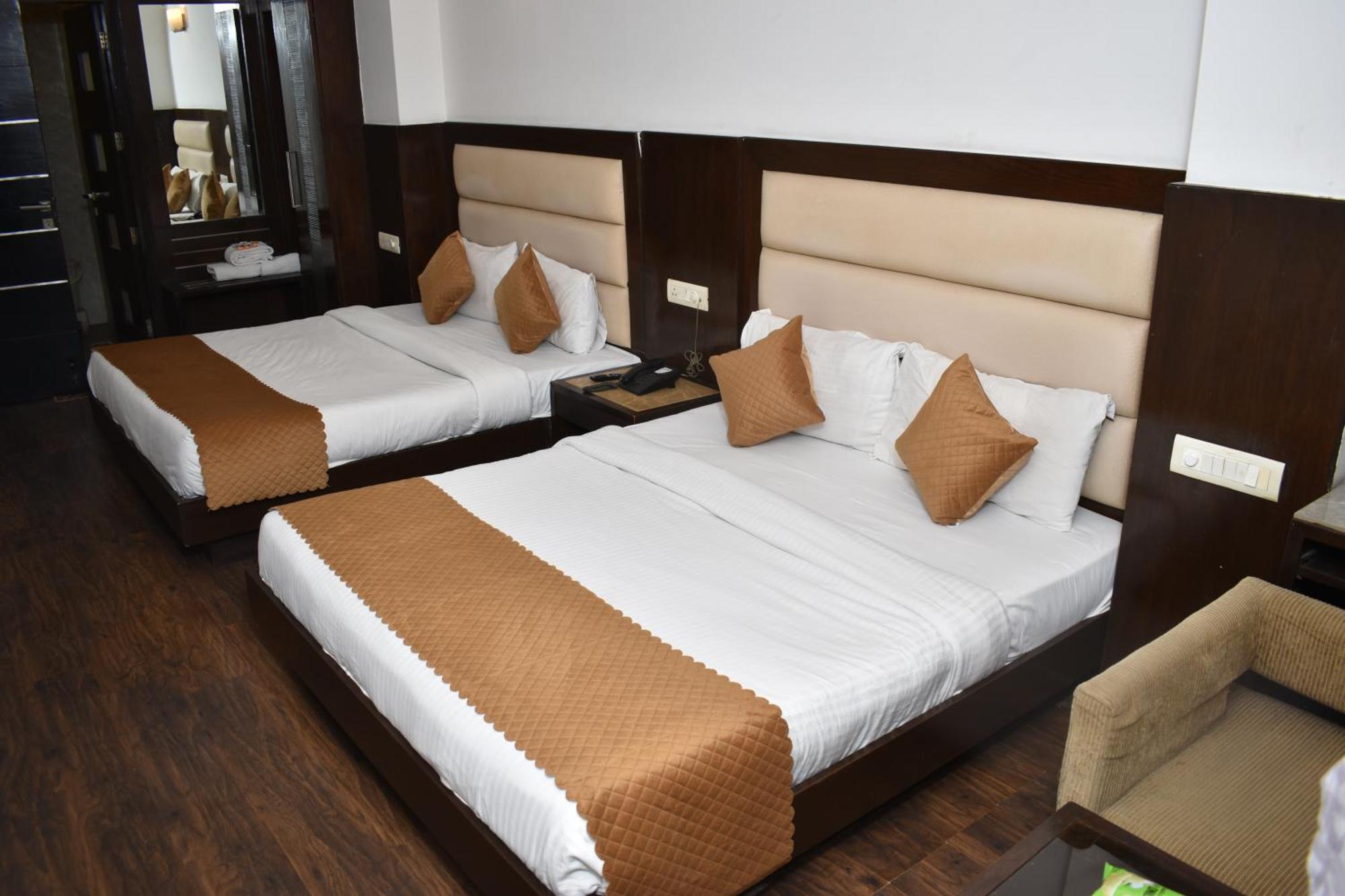Chanchal Continental - 02 Mins From Railway Station Hotel