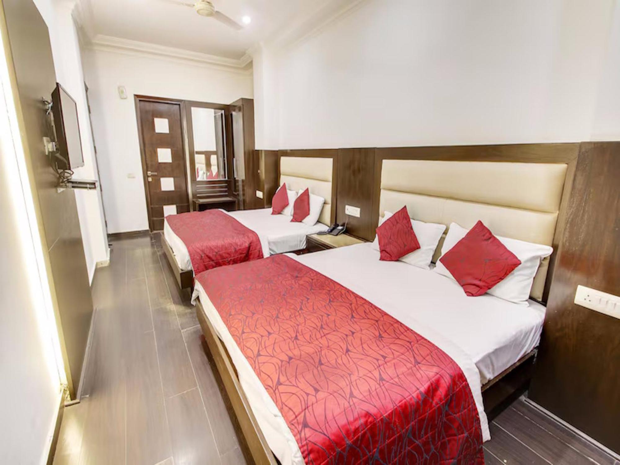 Chanchal Continental - 02 Mins From Railway Station Hotel 3*