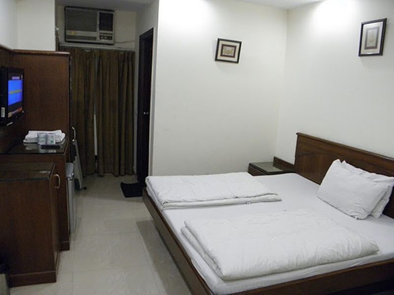 Hotel Chanchal Continental - 02 Mins From Railway Station
